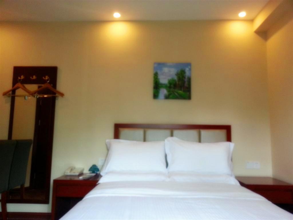Greentree Inn Sanya He Ping Street Hotel Номер фото