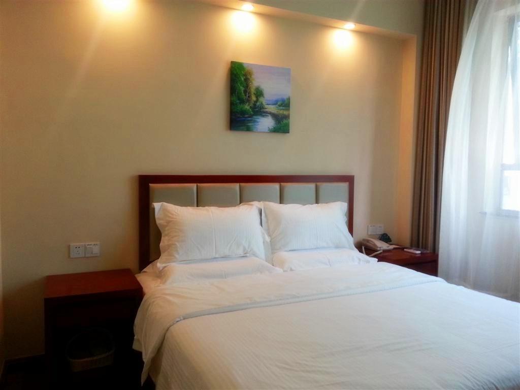 Greentree Inn Sanya He Ping Street Hotel Номер фото