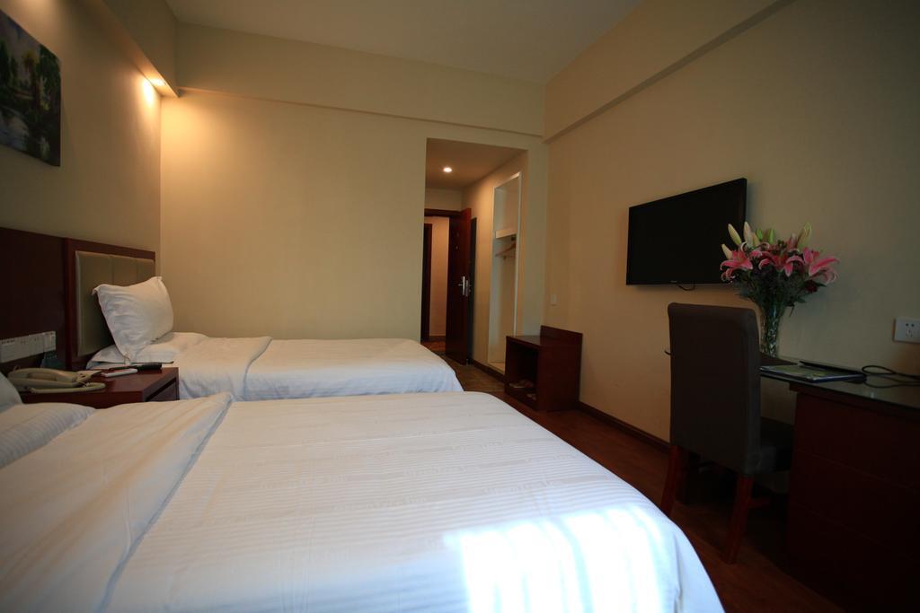 Greentree Inn Sanya He Ping Street Hotel Номер фото